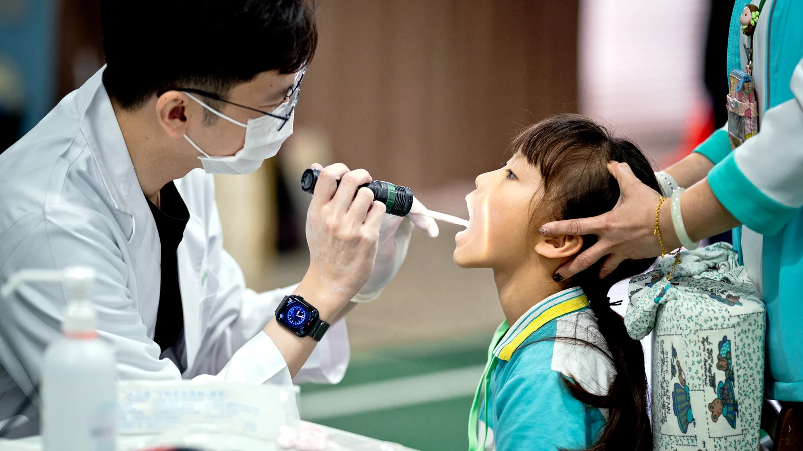 醫師為學生進行口腔健康檢查